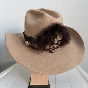 DAINES WESTERN SHOP Kasha Tan Feather Western Stampede Cowboy Hat Size 7 56 CM